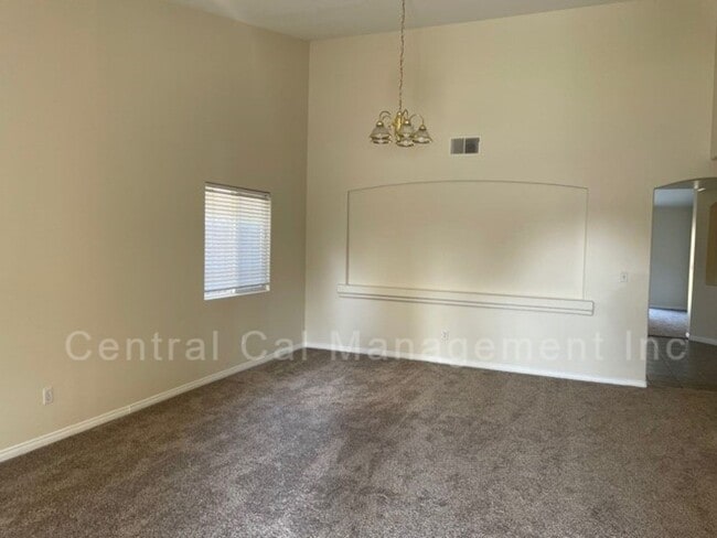 Building Photo - 5 Bedroom, 2 Bath Home in Desired Northwest - $2895 Per Month!