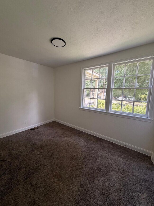 Building Photo - Updated, Clean & Ready for You!