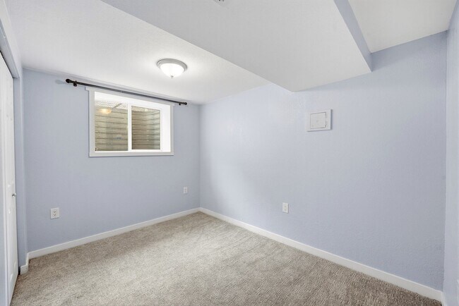 Building Photo - 5 bedroom, 3 1/2 bath, home with two master suites and 2 car garage.