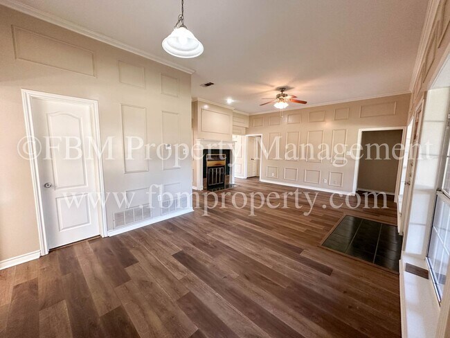 Building Photo - 803 Lakeway Dr