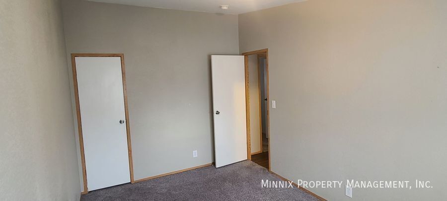 Building Photo - 304 SE 4th St