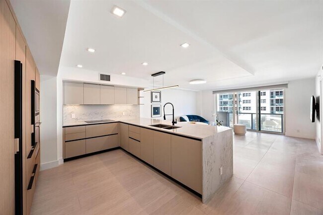 Building Photo - 9499 Collins Ave