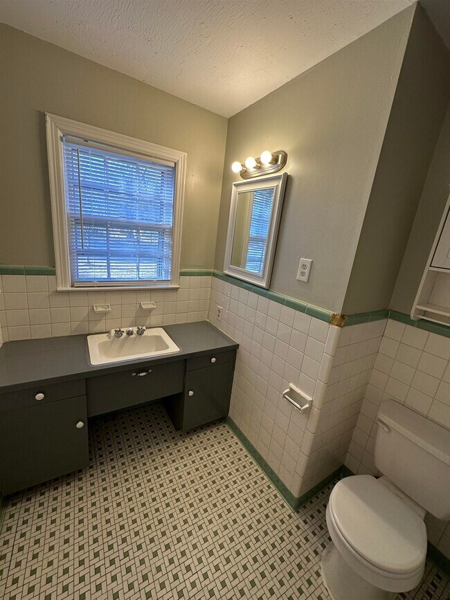 Building Photo - 4197 Woodcrest Dr