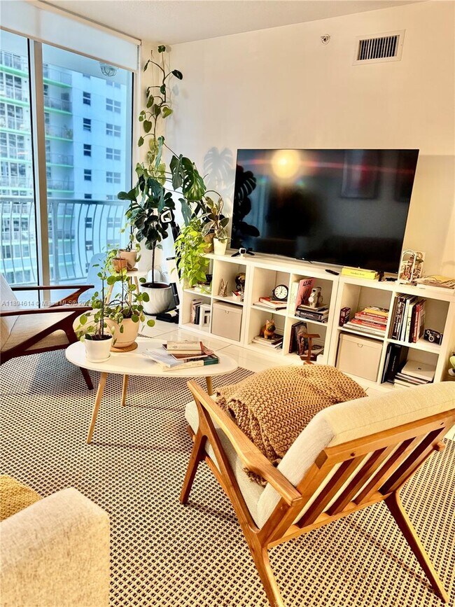 Building Photo - 1750 N Bayshore Dr