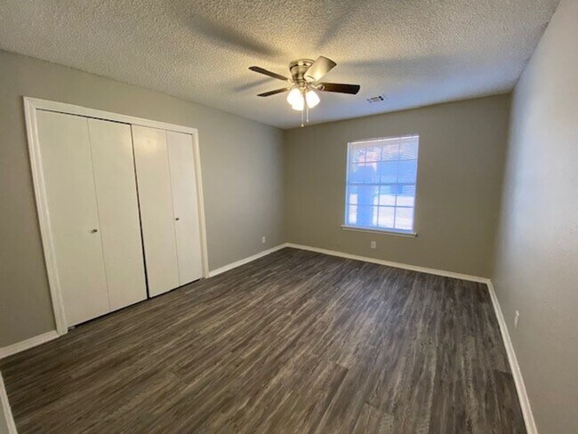 Building Photo - 4 Bed, 2 Bath Corner Lot in Broken Arrow!