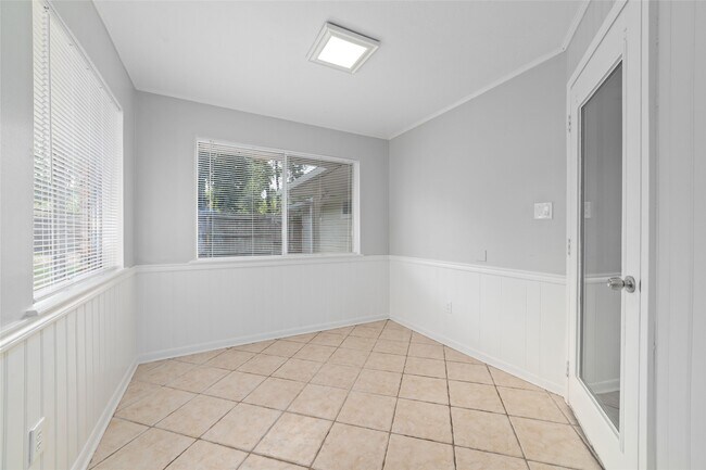 Building Photo - 25602 Oakhurst Dr