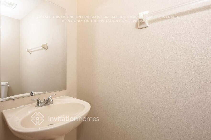 Building Photo - 2458 Hamlet Cir