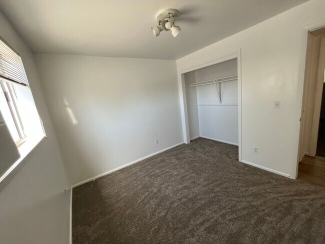 Building Photo - Great 2 bedroom 1 bathroom Provo Apartment