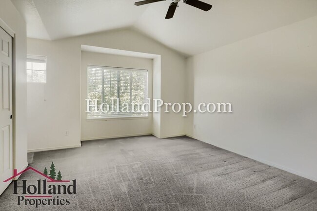 Building Photo - Modern Townhome Near MAX, Nike & High-Tech Corridor