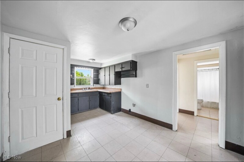 Building Photo - 1369 Adelaide Ave SE