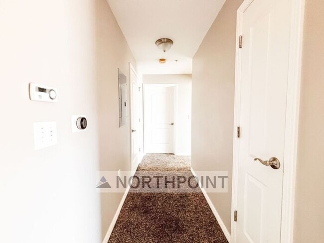 Building Photo - 2 Bed 2 Bath Condo - 9 foot ceilings with Mountain Views from deck!