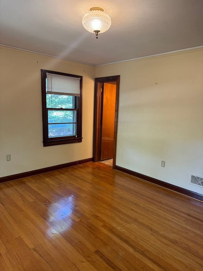 Building Photo - Fantastic Location & Price