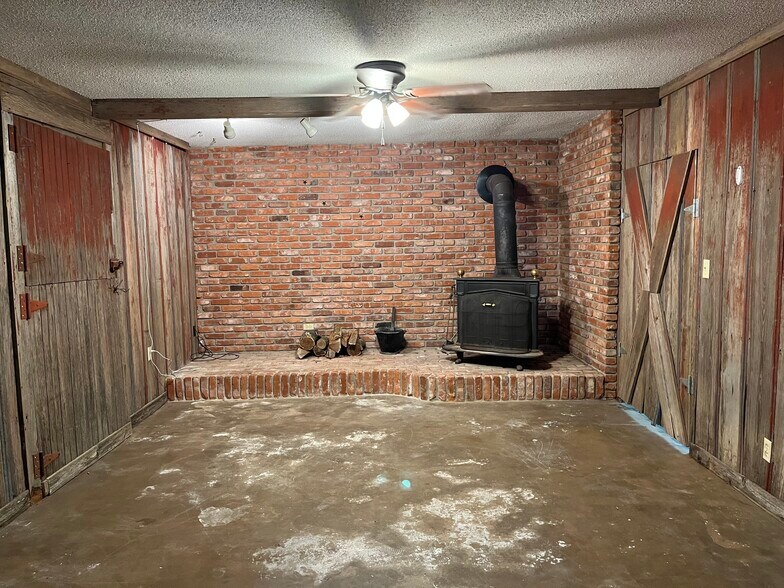 Building Photo - 617 Arnold Dr