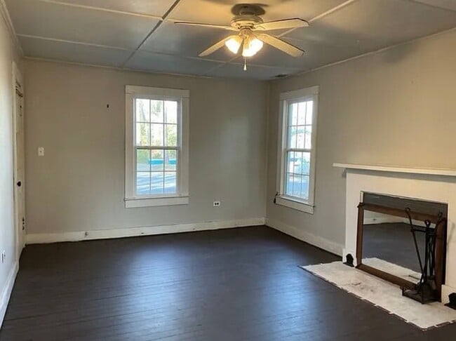 Building Photo - 2 Bed 1 Bath House