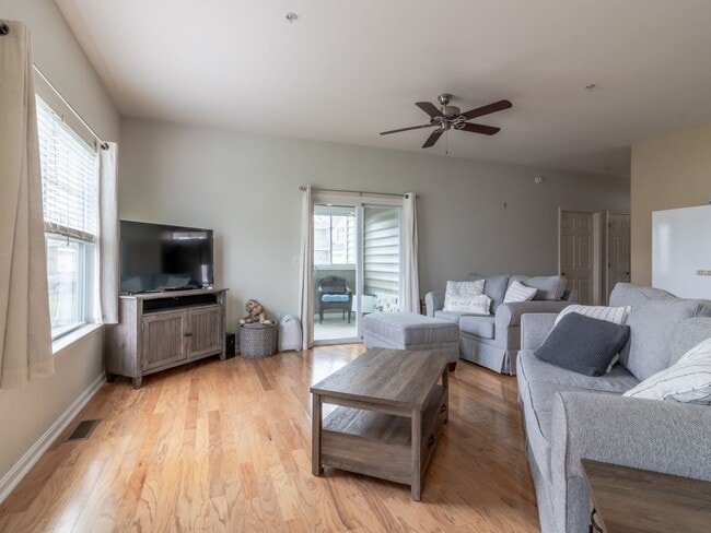 Building Photo - YEAR-ROUND - UNFURNISHED - CONDO  - WOODS ...