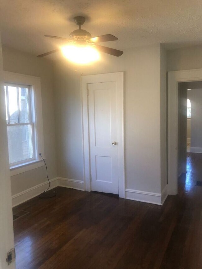 Building Photo - One bedroom one bath right on Adair Park a...