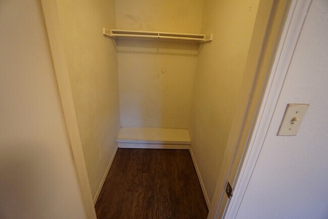 Building Photo - 3 BR, 1 BTH, 1 car garage