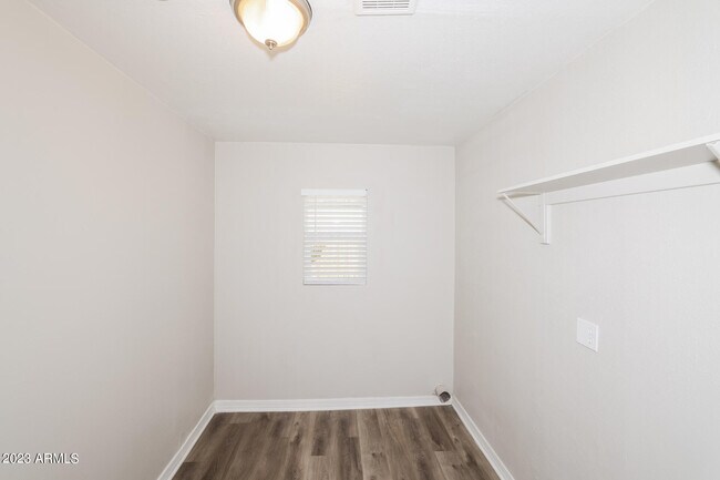 Building Photo - 5611 N 32nd Dr