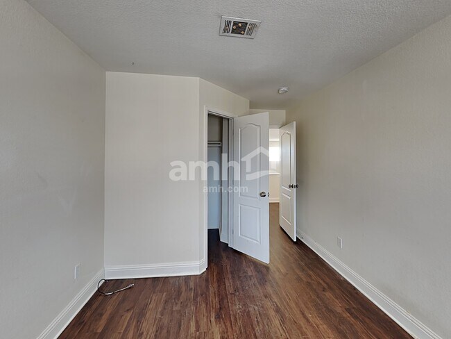 Building Photo - 10439 Vaughn Way