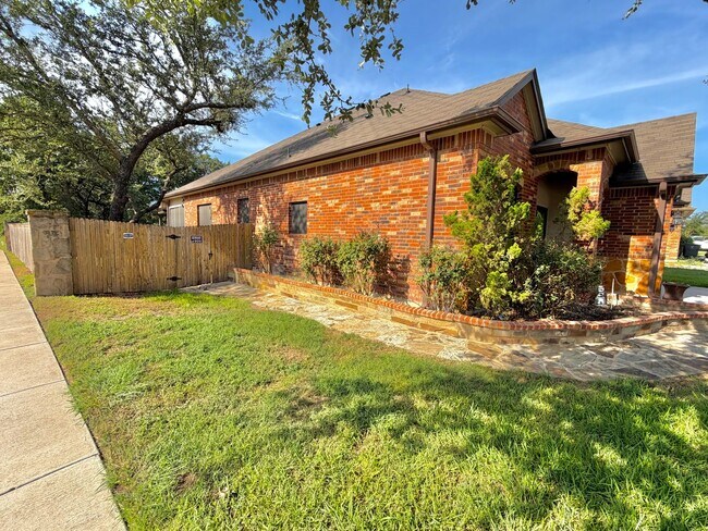Building Photo - 3418 Lorne Dr