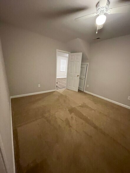 Master-room (main floor) - 9224 Robin Rd