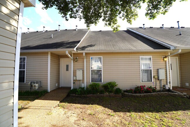 Building Photo - NICE One Level Nashville Area Home Near Lakes and Airport!