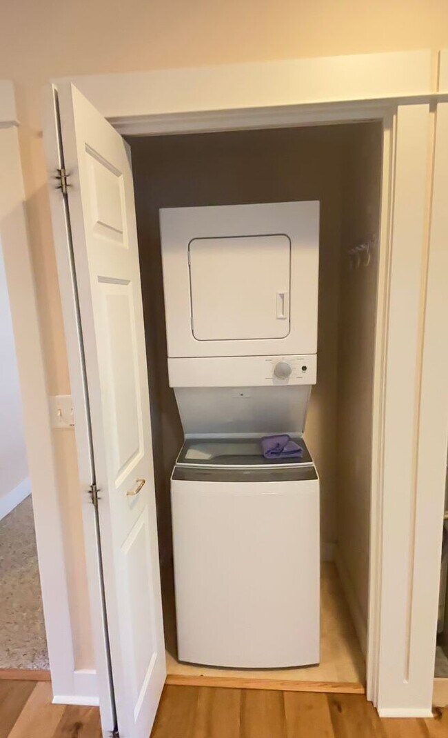 Building Photo - Two Bedroom Condo in the Exclusive Mountai...