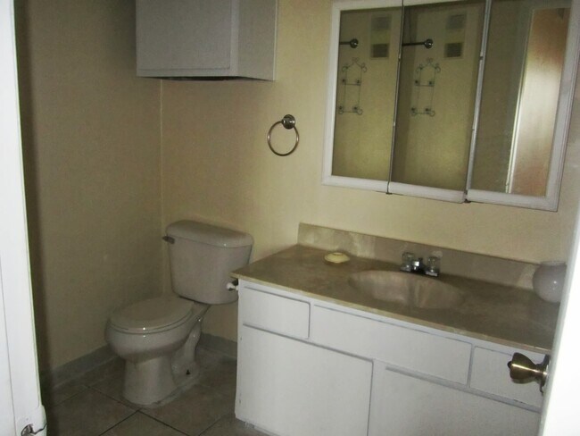 Building Photo - Cozy 2/1 Home in Sunrise!