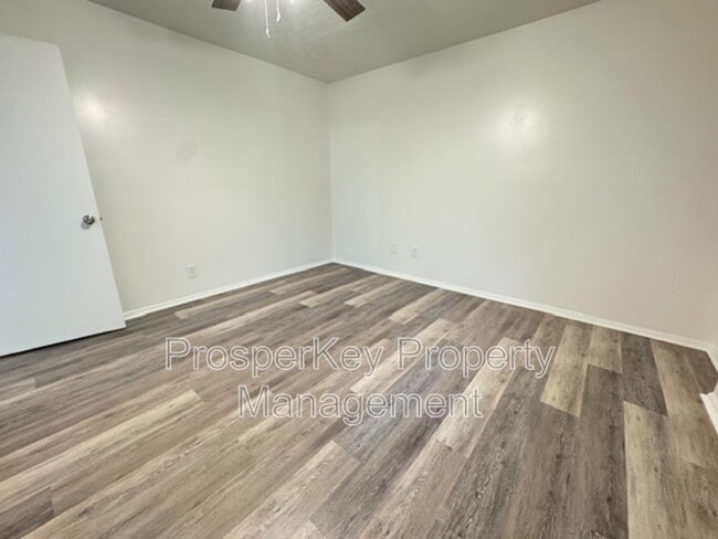 Building Photo - 323 Tennant Ave