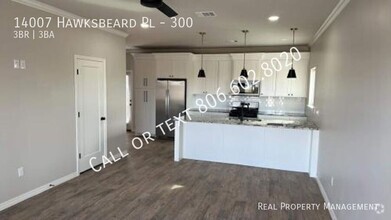 Building Photo - Beautiful 3 bedroom, 2.5 bathroom duplex w...