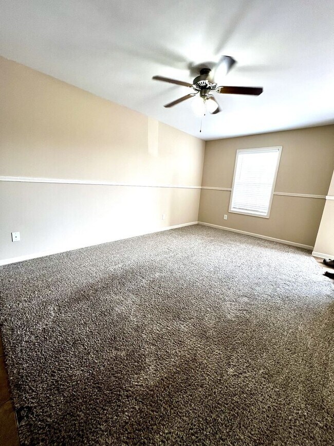 Building Photo - 2 Bedroom 1.5 Bath Townhome