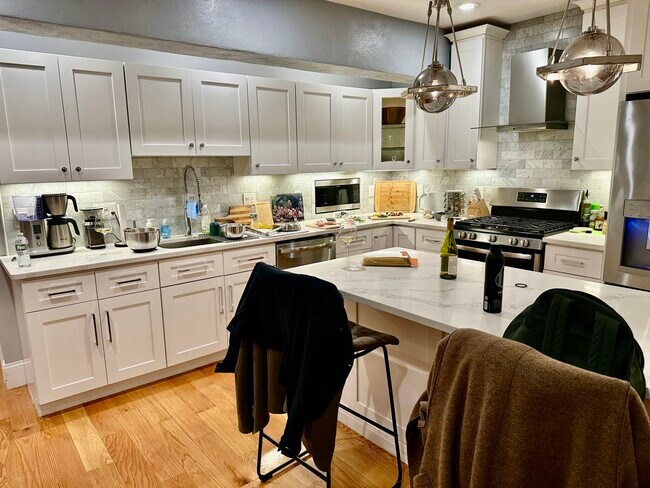 Building Photo - 11 S Mason St