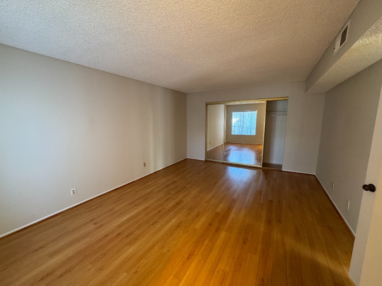 Building Photo - 725 E Providencia Ave
