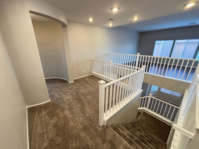 Building Photo - Gorgeous 6Bed/5Bath/4Car, 2-Story Home located in the Mountains Edge