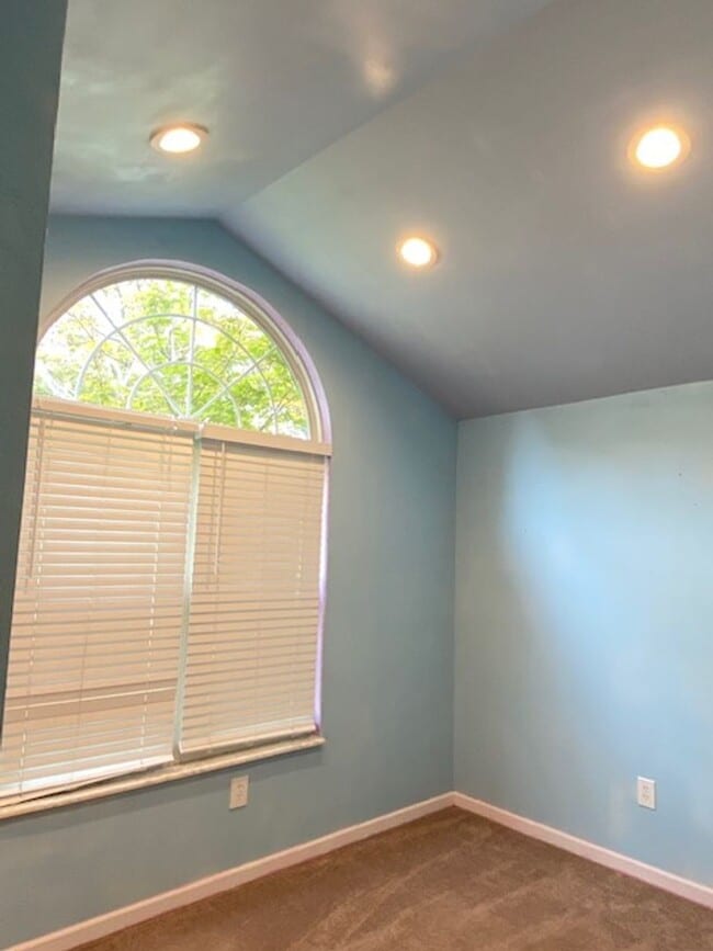 Building Photo - Three Bedroom Home w/ 2.5 Baths and 2 Car ...
