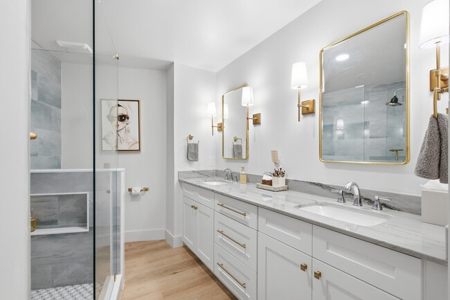 Building Photo - 150 SE Four Winds Dr