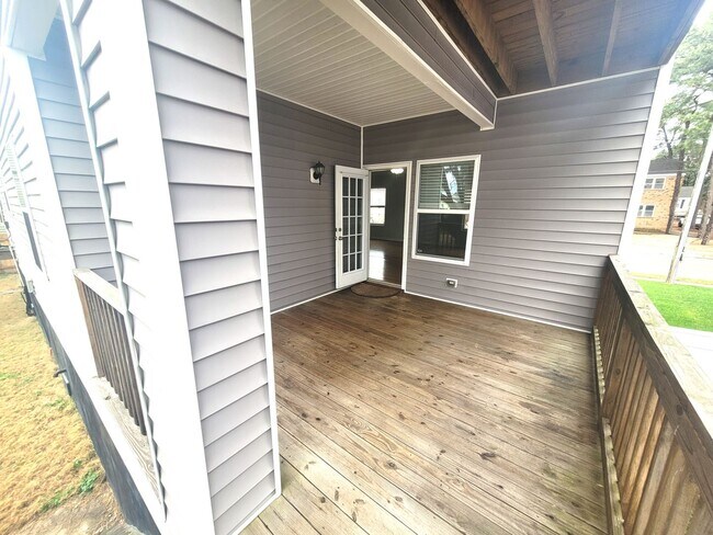 Building Photo - Stunning 4 Bedroom, 2.5 Bath Home Just 3 Blocks to Chesapeake Bay