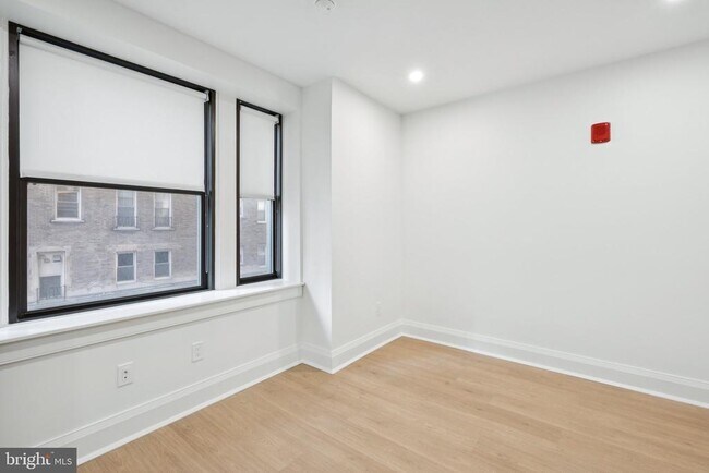Building Photo - 135 S 19th St