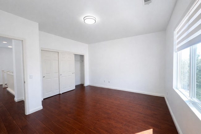 Building Photo - Imagine this... 6BR cul-de-sac home with downstairs guest suite, 3,882 sq ft, scenic views, upgra...