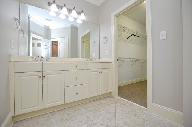 Building Photo - 986 Blakeley Walk