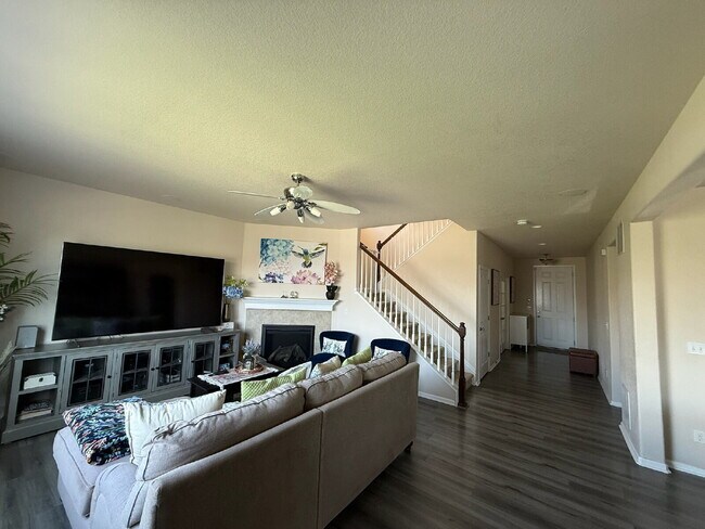 Building Photo - "Spacious 6-Bedroom Haven with 5 Full Baths in Aurora - 3,729 Sq. Ft. of Comfort & Style!"