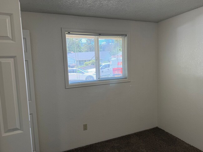 Building Photo - 3 bedroom 2 bath house in Thurston!