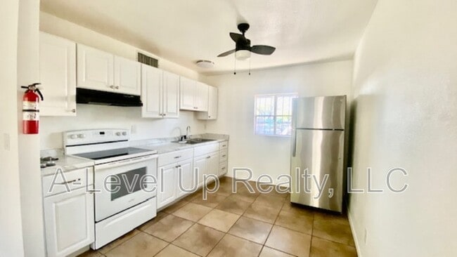 Building Photo - 1027 S Santa Rita Ave