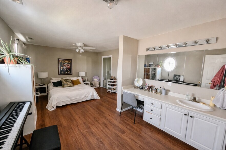 Primary suite with large walk in closet - 2416 Eaton Ave