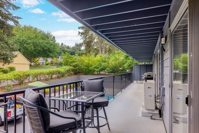 Building Photo - STYLISH 2 BED/2 BATHS LAKE OSWEGO CONDO