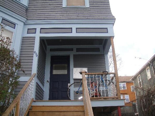 Building Photo - Parker St 3-Bed