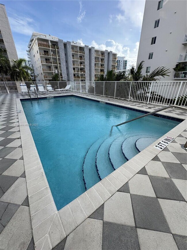 Building Photo - 1331 Lincoln Rd