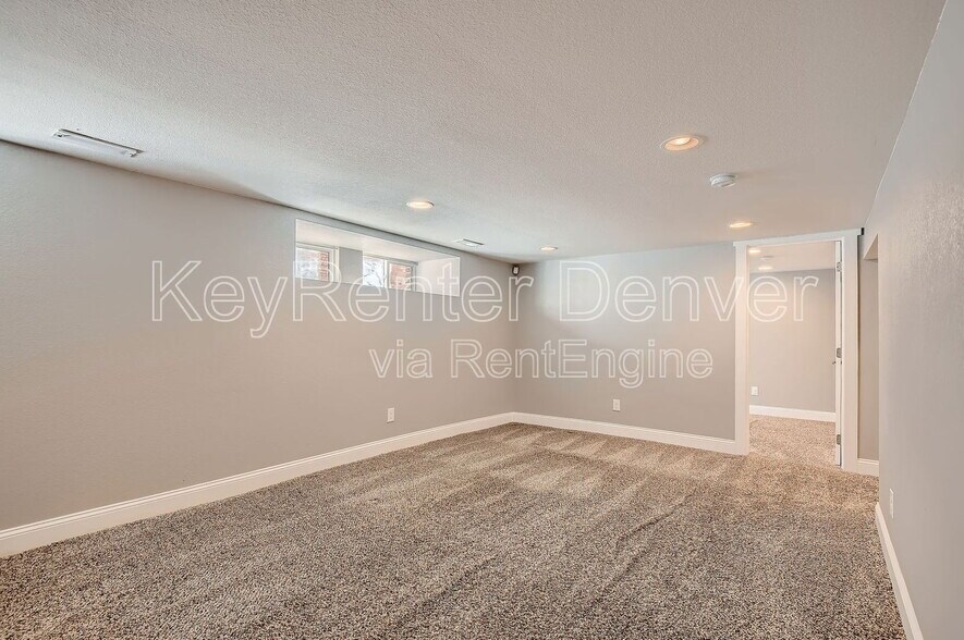 Building Photo - 1418 Roslyn St