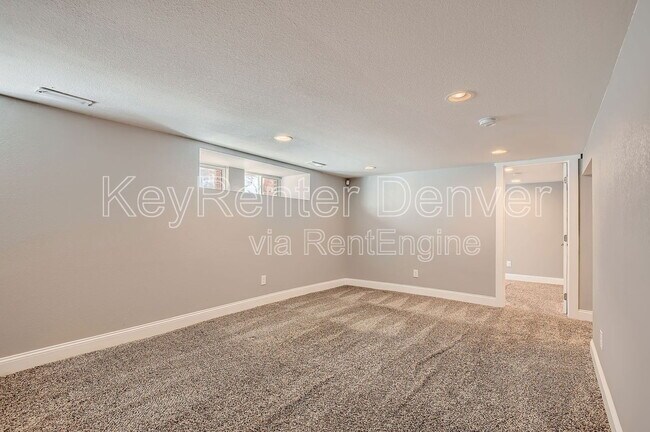 Building Photo - 1418 Roslyn St