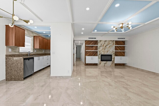 Building Photo - 551 Normandy L